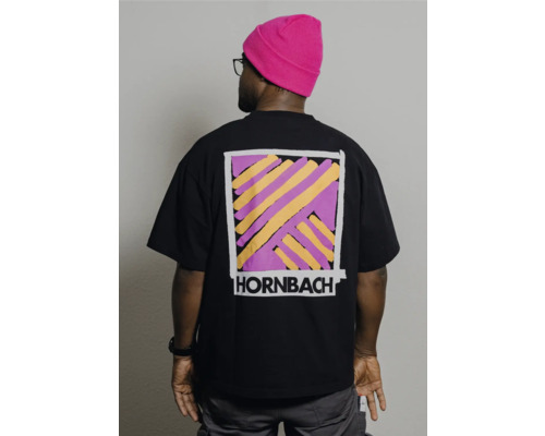 Schwarzes T-Shirt mit Hornbach-Logo auf dem Rücken