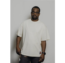 Ein Mann trägt ein T-Shirt.