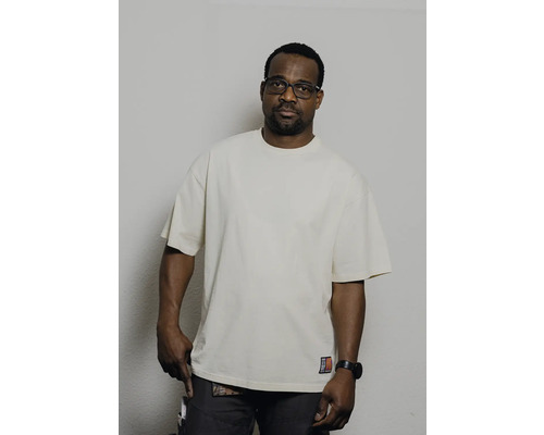 Ein Mann trägt ein T-Shirt.