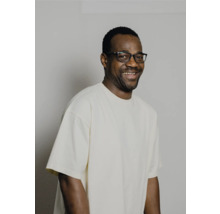 Porträt eines Mannes mit Brille und T-Shirt