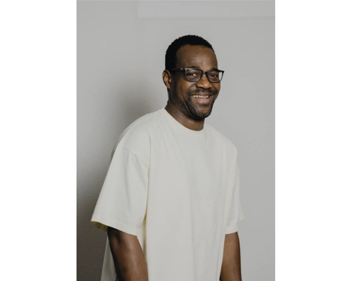 Porträt eines Mannes mit Brille und T-Shirt