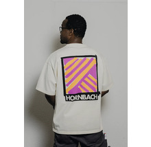 Mann trägt ein T-Shirt mit dem Hornbach Logo