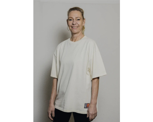 Frau trägt ein lockeres T-Shirt