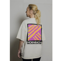 Person trägt ein T-Shirt mit dem Hornbach Logo und einem grafischen Muster.