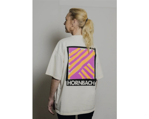 Person trägt ein T-Shirt mit dem Hornbach Logo und einem grafischen Muster.