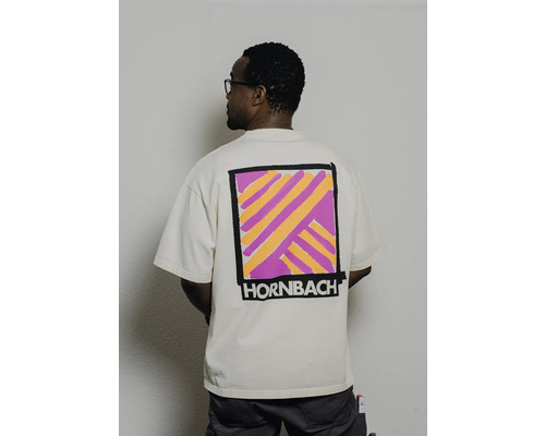 Mann trägt ein T-Shirt mit Hornbach Logo auf der Rückseite