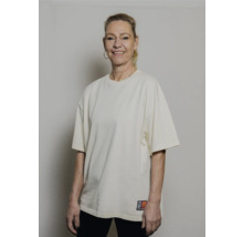 Frau trägt ein T-Shirt