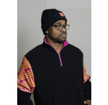 Mann mit Brille und Mütze, der einen Pullover mit Reißverschluss trägt