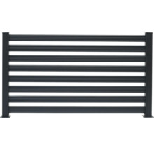 Zaunelement mit horizontalen Lamellen