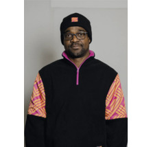 Porträt eines Mannes mit Mütze und Fleece-Pullover