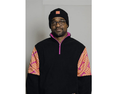 Porträt eines Mannes mit Mütze und Fleece-Pullover