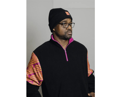 Mann mit schwarzer Mütze und Sweatshirt