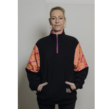 Frau mit schwarzem Fleece-Pullover mit geometrischen Mustern auf den Ärmeln