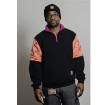Mann mit Brille und Mütze, bekleidet mit schwarzem Sweatshirt mit Reißverschluss und farbigen Ärmeln