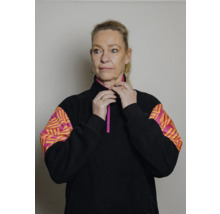 Frau mit schwarzem Fleece-Pullover mit farbigen Ärmeln und Reißverschluss