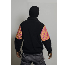 Rückansicht einer schwarzen Fleecejacke mit gemusterten Ärmeln und einer Person mit Mütze