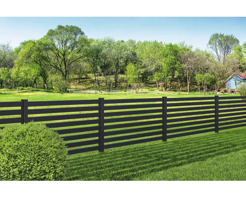 Schwarzer Metallzaun im Garten