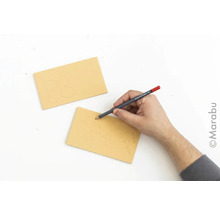 Hand zeichnet Blumenmuster auf eine Stempelplatte