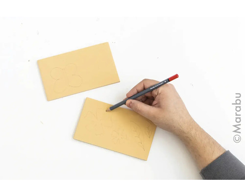 Hand zeichnet Blumenmuster auf eine Stempelplatte