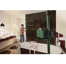 Badezimmer mit Kreuzlinienlaser beim Ausrichten von Objekten