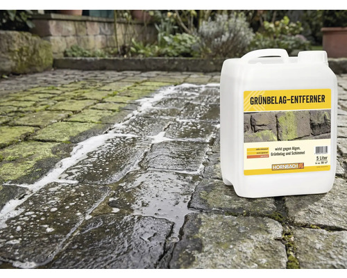 Kanister Grünbelag-Entferner im Einsatz auf Pflastersteinen