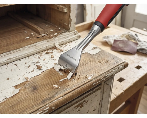 Holzschaber beim Entfernen von Farbe von einem Holzmöbelstück