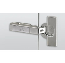 Hettich Scharnier an einer Tür befestigt