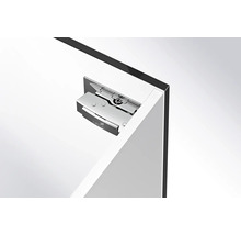 Detailansicht eines Duschkabinenbeschlags aus Metall