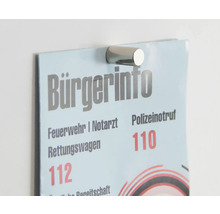 Bürgerinfo-Tafel mit Notrufnummern, befestigt mit Magnet