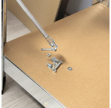 Flexible Welle mit Schrauben und Muttern auf einer Arbeitsfläche