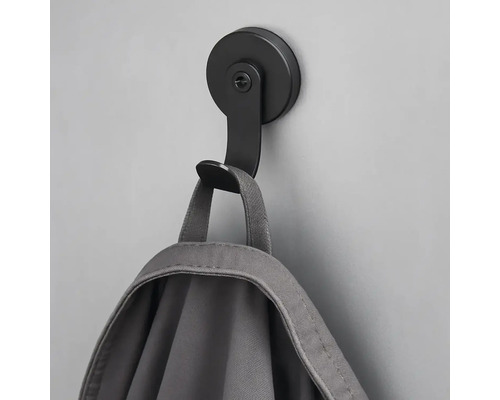 Wandhaken mit aufgehängter Tasche