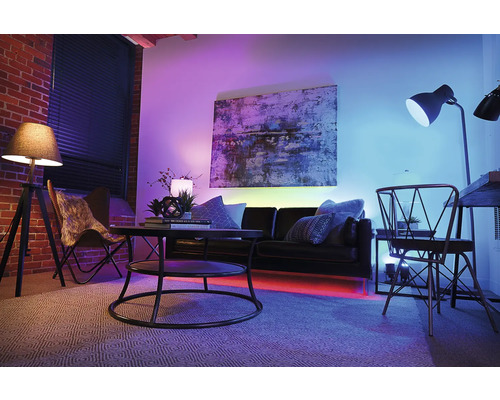 Wohnzimmer mit Sofa, Tisch, Stuhl und Beleuchtung