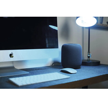 Computerarbeitsplatz mit Computermonitor, Tastatur, Maus, Lautsprecher und Schreibtischlampe