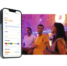 Smartphone mit App zur Steuerung von LED-Beleuchtung in einer Bar