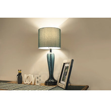 Tischleuchte mit Lampenschirm auf einem Tisch