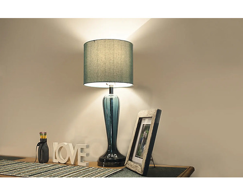 Dekorative Tischleuchte mit Lampenschirm auf einem Tisch