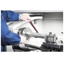 Drehmaschine bei der Metallbearbeitung mit Schleifband