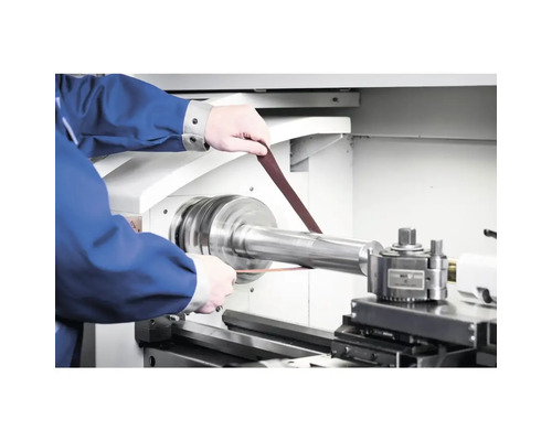 Drehmaschine bei der Metallbearbeitung mit Schleifband