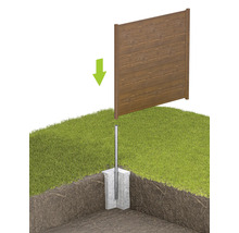 Illustration eines Zaunpfostens, der in ein Betonfundament eingesetzt wird, mit einem grünen Pfeil, der die Einbaurichtung anzeigt.