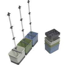 Drei Putzeimer mit Stiel und ein Stapel leere Putzeimer