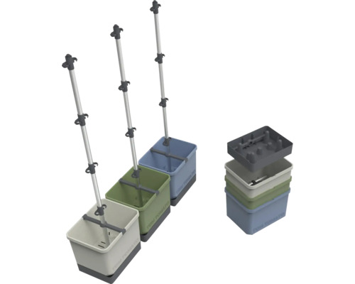 Drei Putzeimer mit Stiel und ein Stapel leere Putzeimer