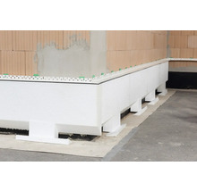 Detailaufnahme einer Perimeterdämmung an einer Hauswand.