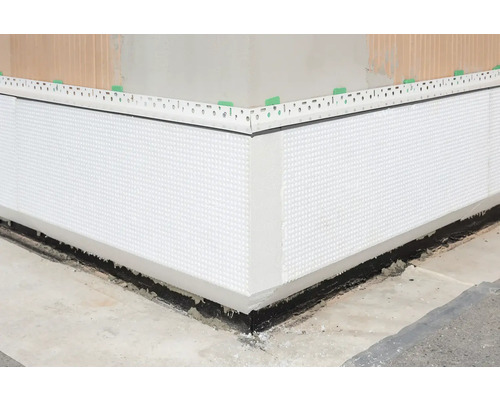 Hauswand mit Perimeterdämmung und Sockelputzprofil