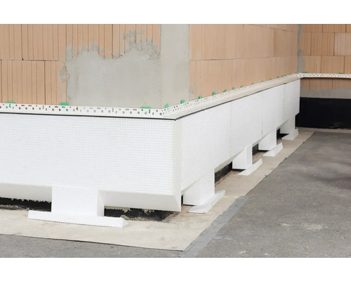 Gebäudesockel mit Perimeterdämmung an einer Ziegelwand