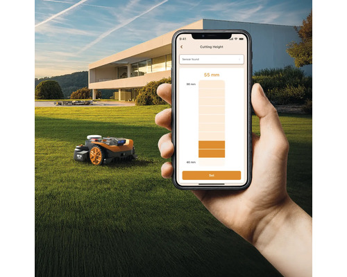 Ein Rasenmähroboter steht auf einem Rasen, während eine Hand ein Smartphone mit einer App zur Schnitthöhenverstellung hält.