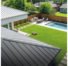 Ansicht eines Hauses mit Rasen, Pool und Rasenmähroboter