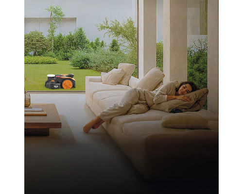 Frau entspannt auf der Couch, während ein Rasenmähroboter den Rasen mäht