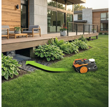 Szene mit einem Rasenmähroboter und einer Ladestation auf einem Rasen