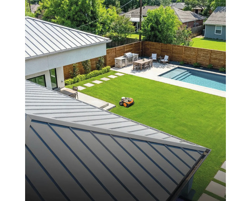 Ansicht eines Gartens mit Rasenmäherroboter, Grillplatz, Essbereich und Swimmingpool