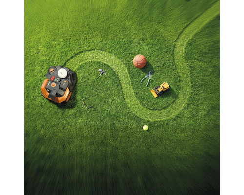 Rasenfläche mit Rasenroboter und verschiedenen Spielsachen